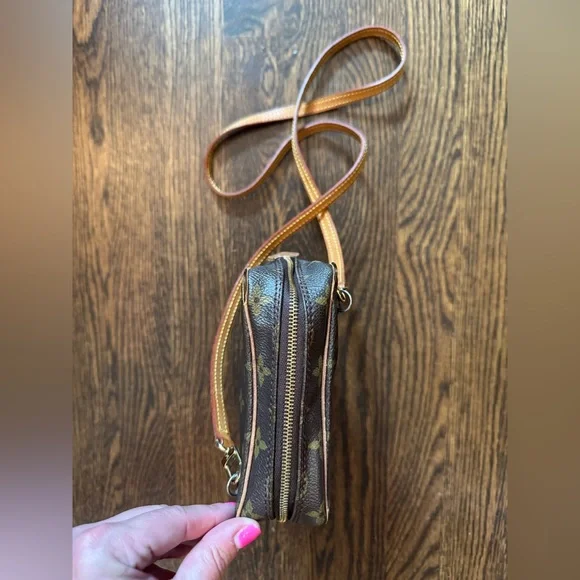 Louis Vuitton Vintage Danube with newer LV strap - Picture 6 of 16